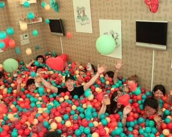 Японский бар заменил всю мебель шарами