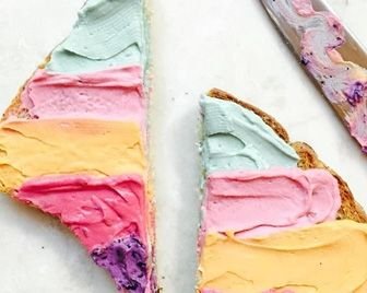 Новый тренд в Instagram – радужные тосты для единорога
