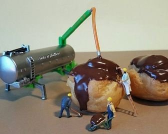 Миниатюрный мир, сделанный из десертов